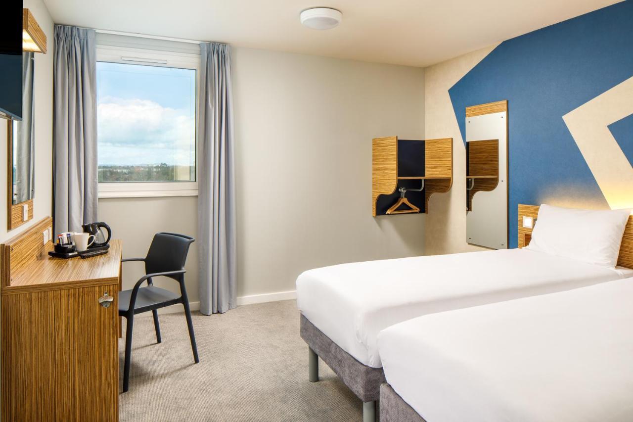 Ibis Budget London Heathrow Central Хаунслоу Екстериор снимка