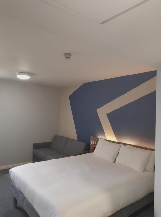Ibis Budget London Heathrow Central Хаунслоу Екстериор снимка