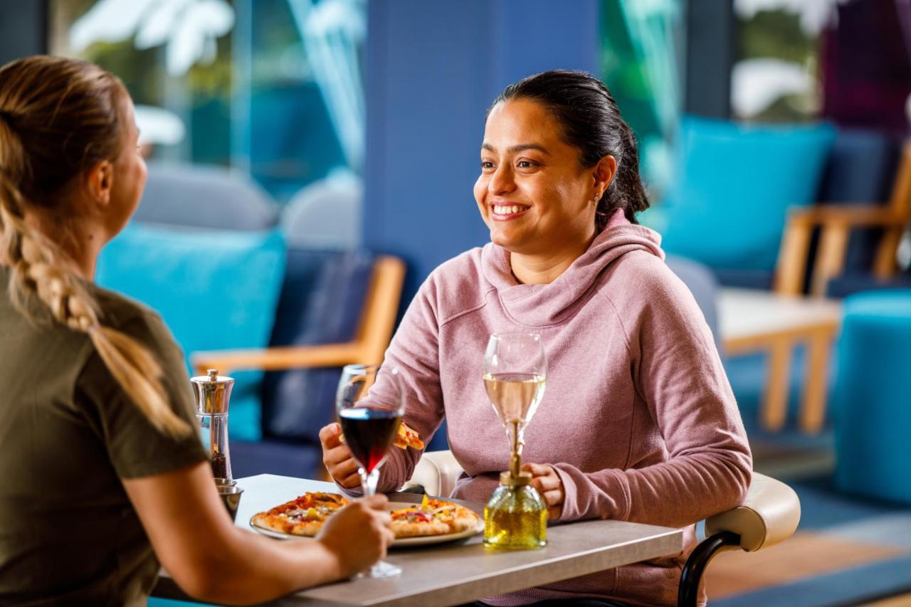 Ibis Budget London Heathrow Central Хаунслоу Екстериор снимка
