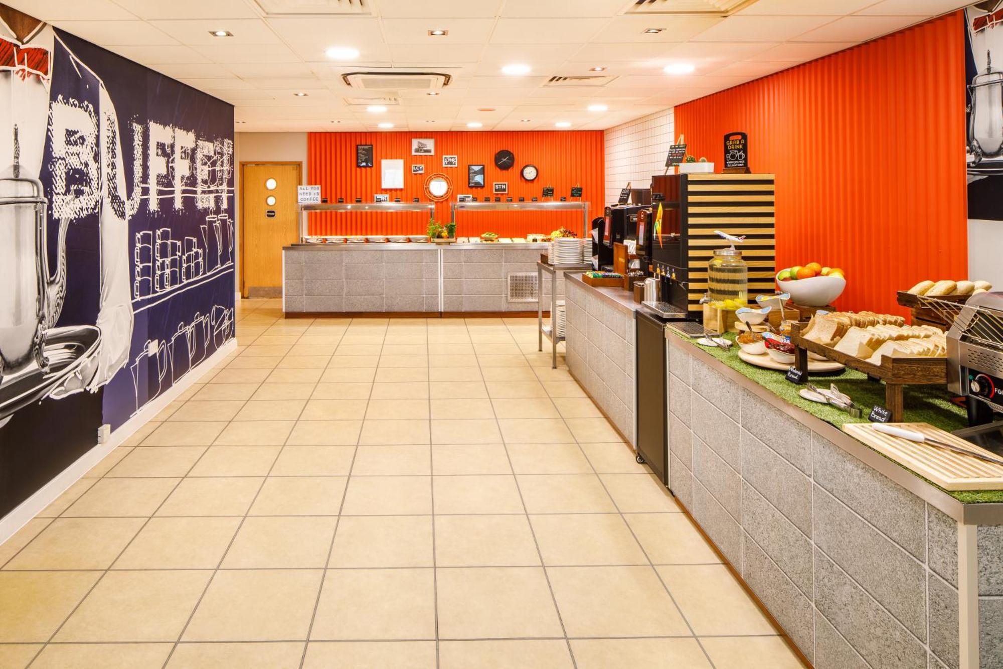 Ibis Budget London Heathrow Central Хаунслоу Екстериор снимка