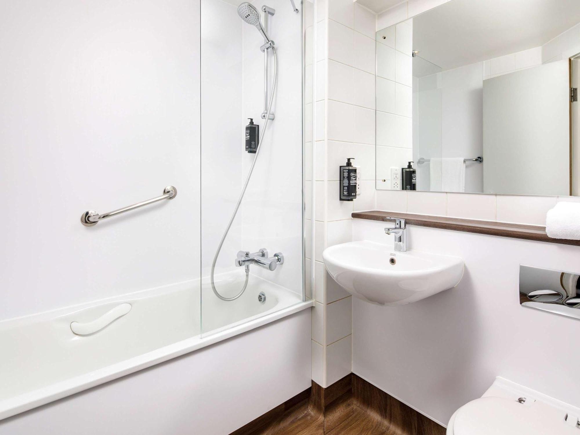 Ibis Budget London Heathrow Central Хаунслоу Екстериор снимка
