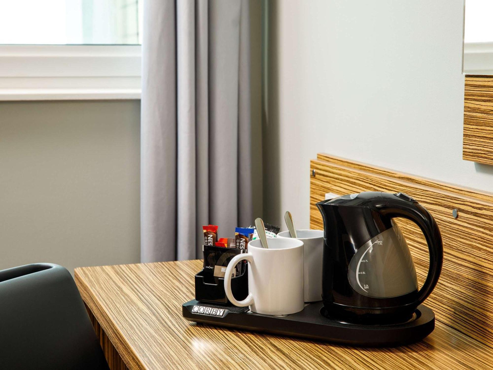 Ibis Budget London Heathrow Central Хаунслоу Екстериор снимка