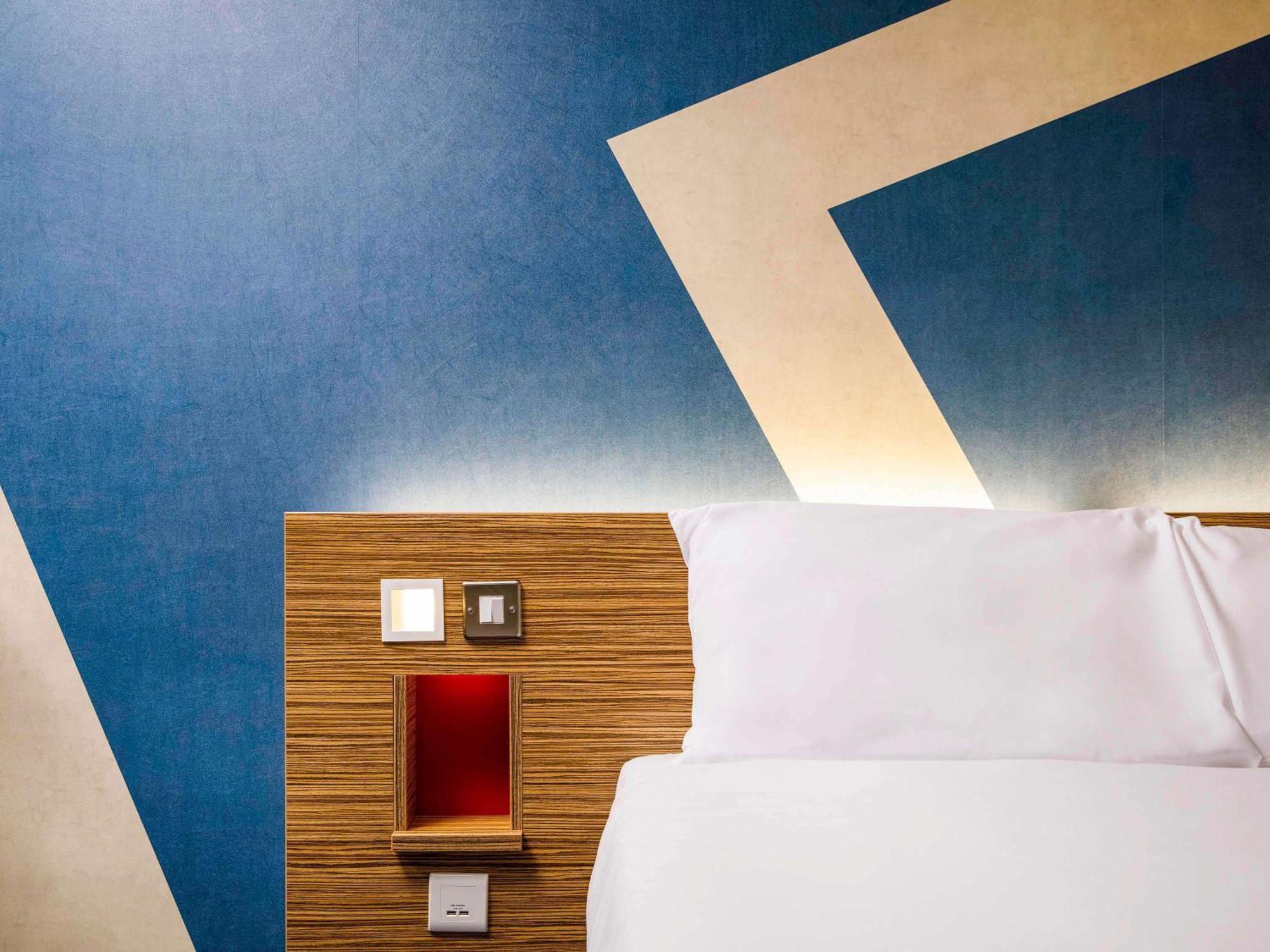 Ibis Budget London Heathrow Central Хаунслоу Екстериор снимка
