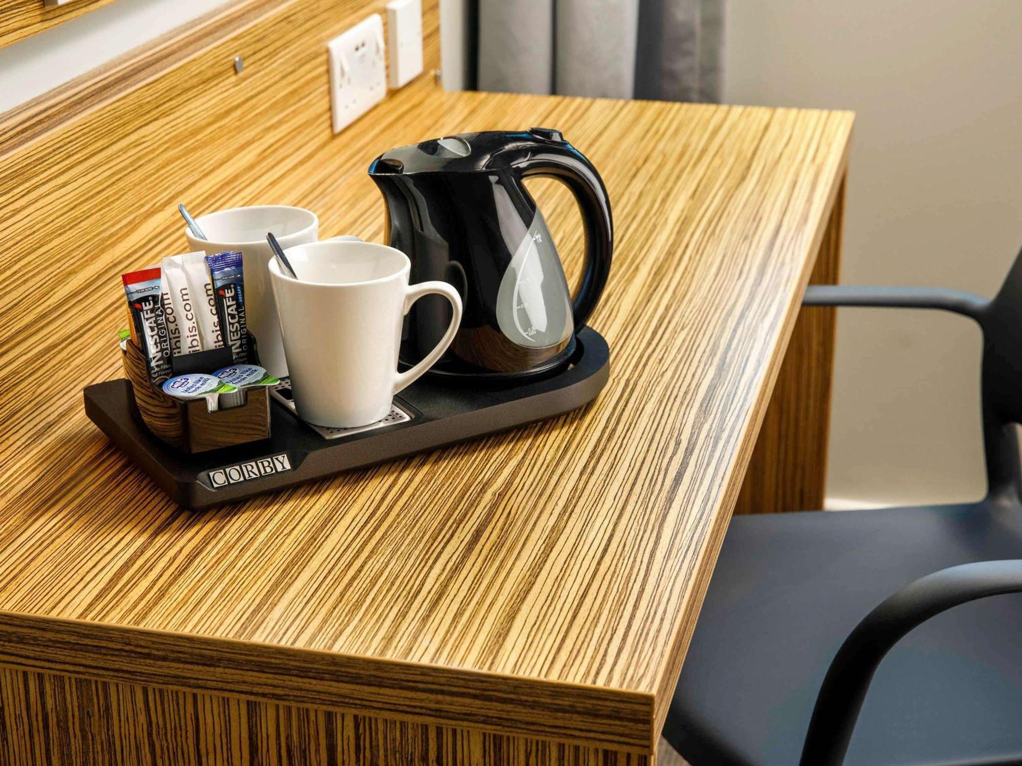 Ibis Budget London Heathrow Central Хаунслоу Екстериор снимка