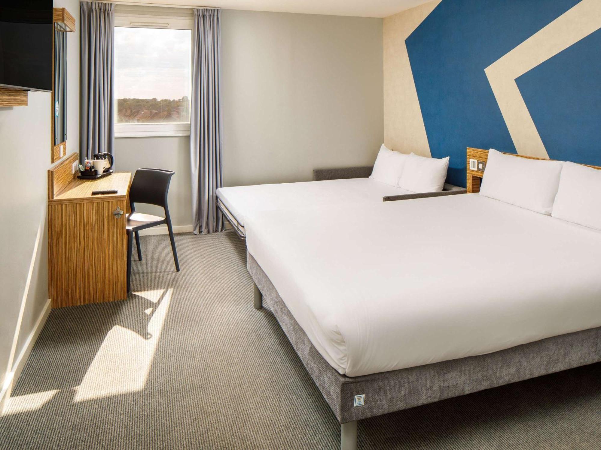 Ibis Budget London Heathrow Central Хаунслоу Екстериор снимка
