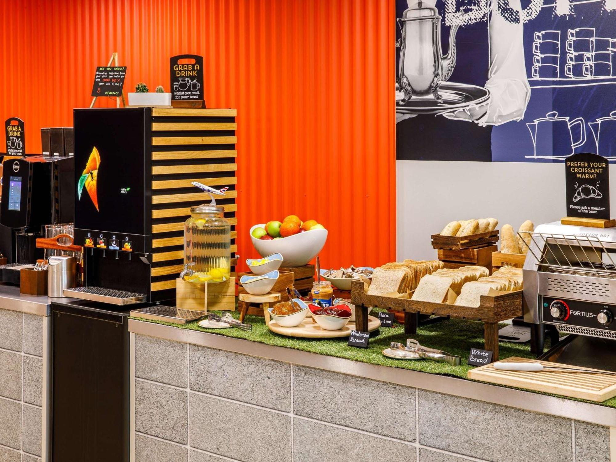 Ibis Budget London Heathrow Central Хаунслоу Екстериор снимка