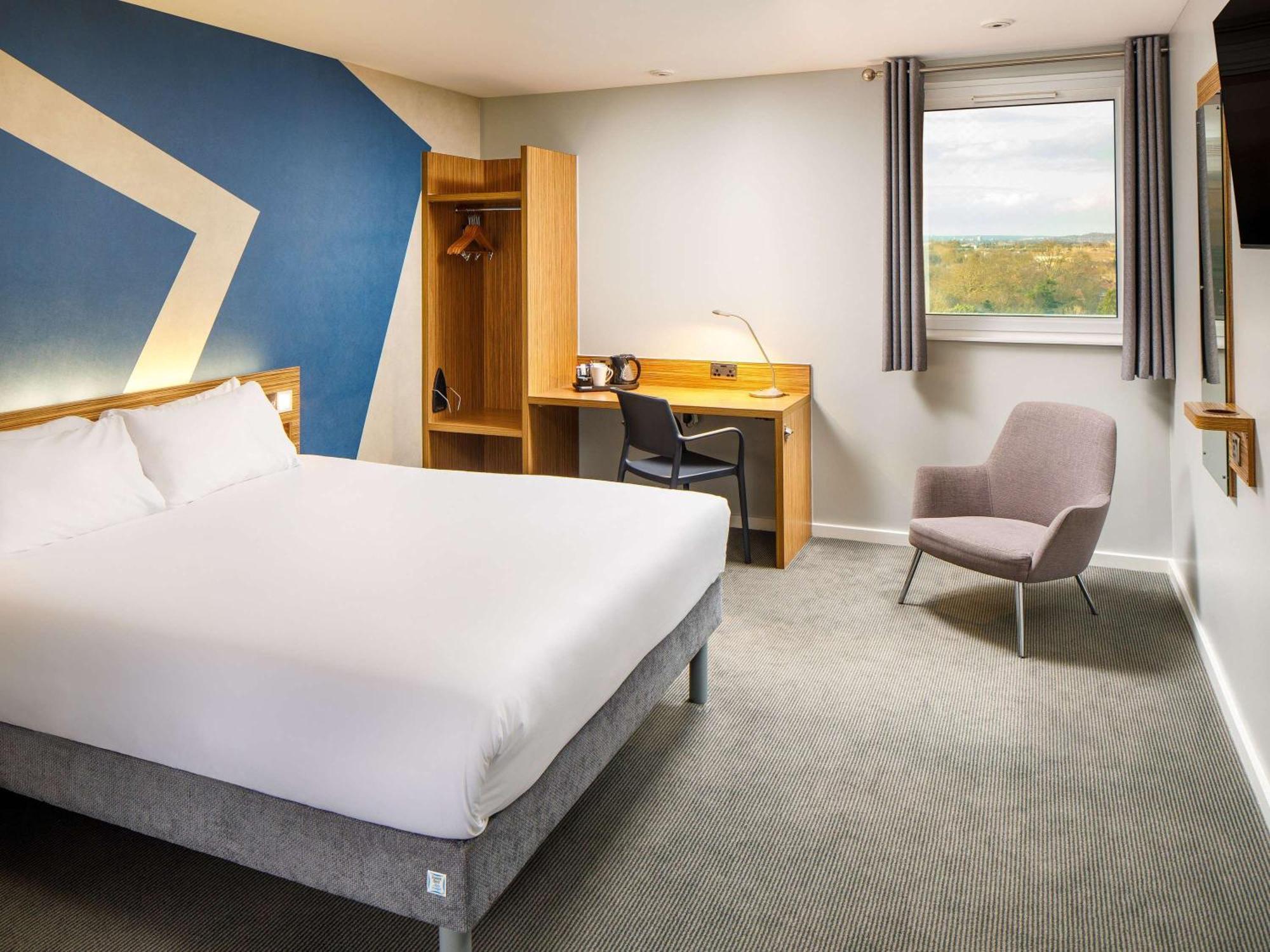 Ibis Budget London Heathrow Central Хаунслоу Екстериор снимка
