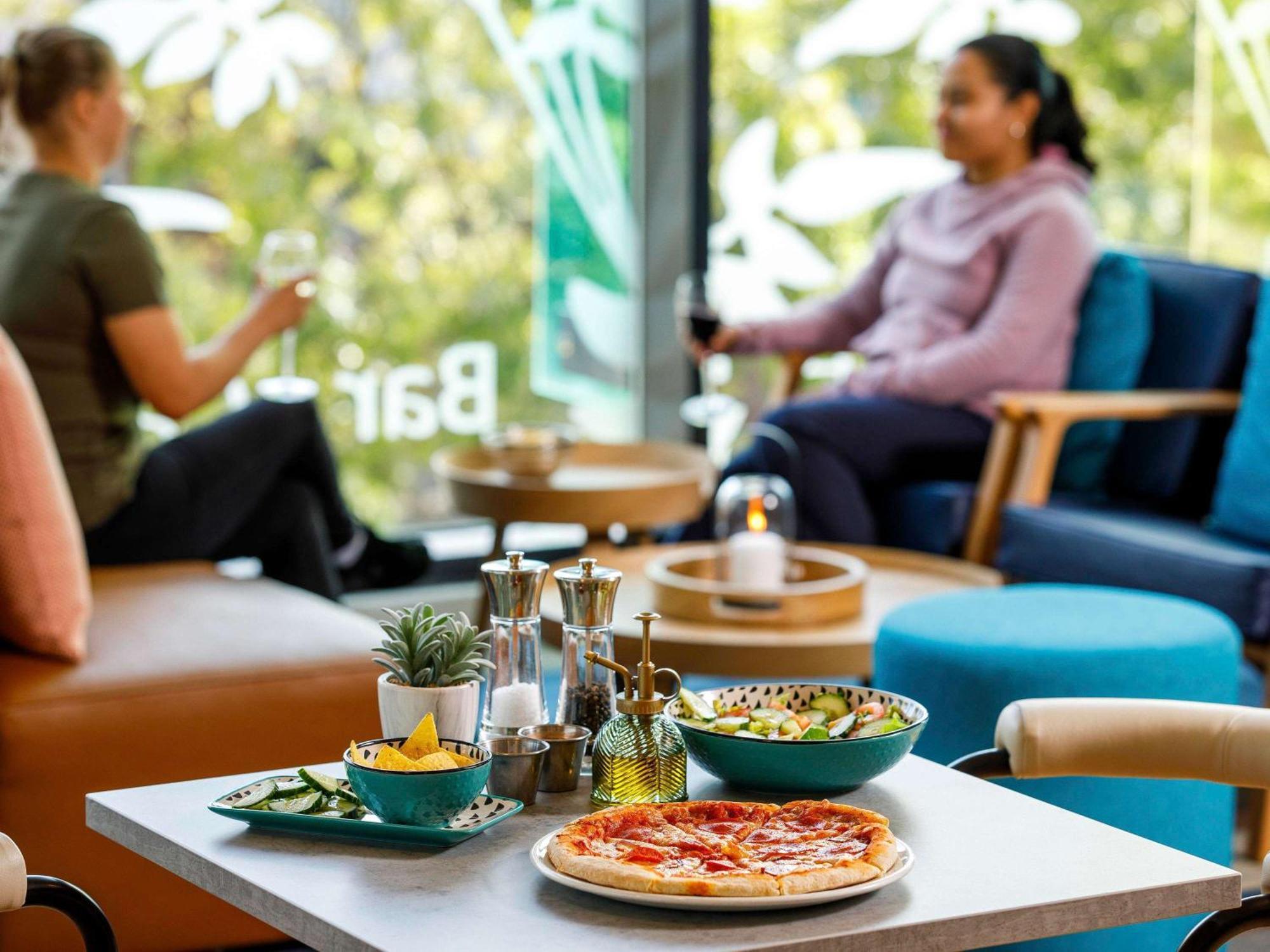 Ibis Budget London Heathrow Central Хаунслоу Екстериор снимка